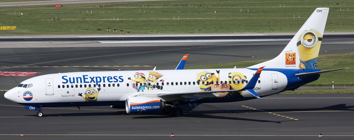 Самолет Боинг 737-800 в ливрее мультфильма "Гадкий Я" .